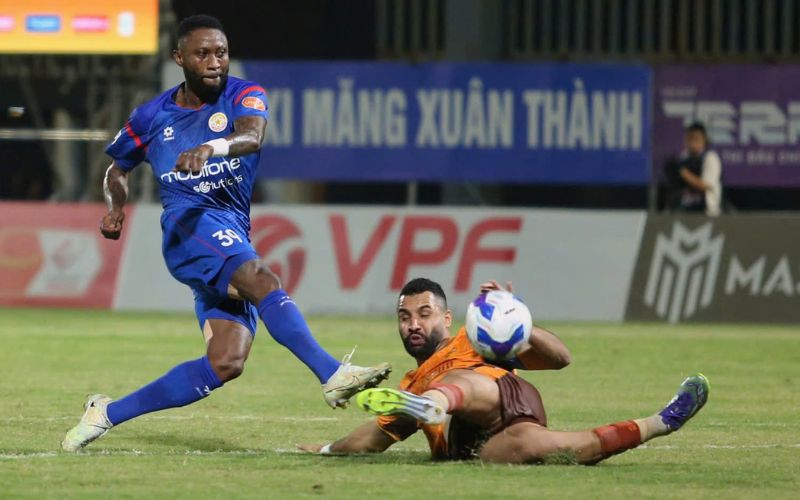 Hướng dẫn tắc bóng an toàn trong bóng đá